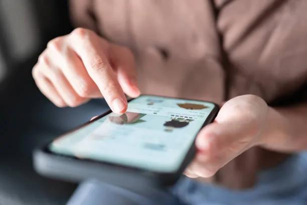 Shopify store manager organizing products on a laptop